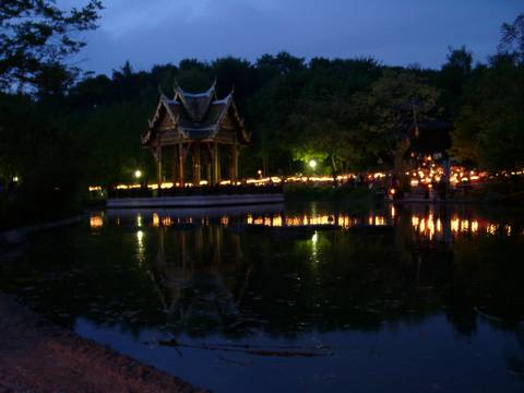 Lichterprozession um die Thai-Sala bei der Kerzenzeremonie